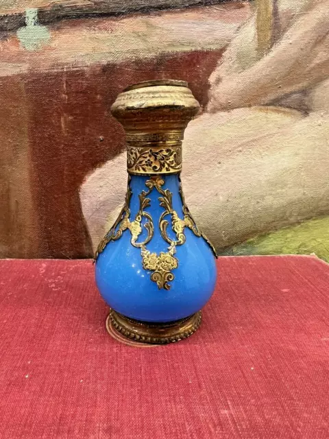 *Palais Royal französische Parfümflasche aus dem 19. Jahrhundert blau opalinfarben mit Kameedeckel