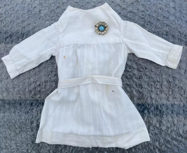 Petite robe blanche et sa broche pour BB Circa 1900