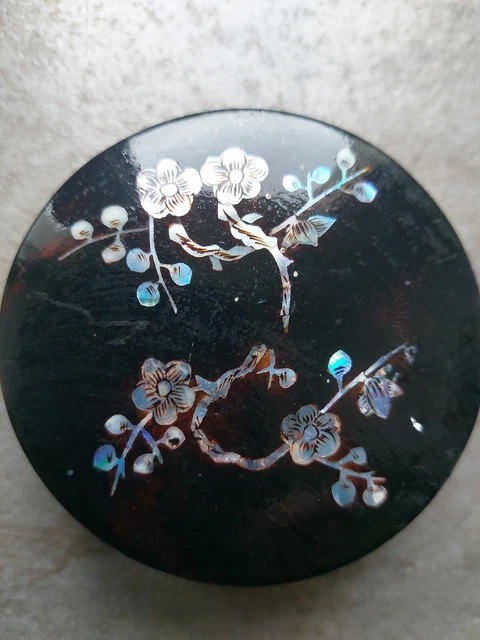 Broche Ancienne Neuve Avec Incrustation De Nacre - Dimensions 60 X 45 Mm - Sans Marque - Élégante