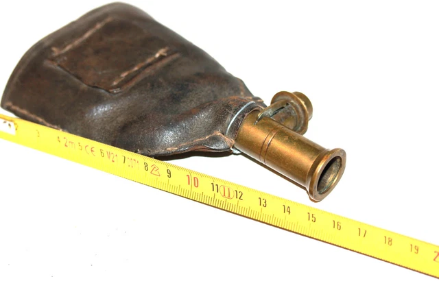 Poire a plomb ancienne , en cuir avec embout laiton Poire a plomb ancienne , en cuir avec embout laiton