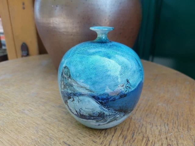 Vase en Céramique Décor de Paysage Signature à identifier