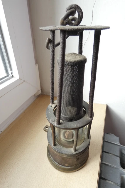 ancienne lampe de Mineur