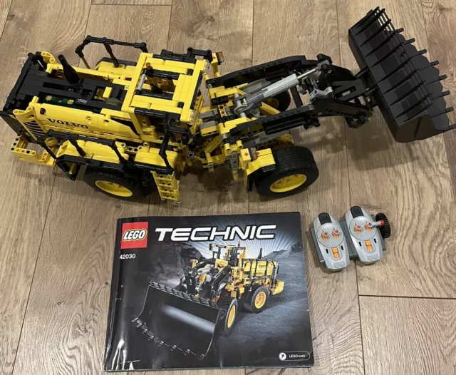 LEGO TECHNIC: Volvo L350F Wheel Loader (42030) Complete With Manual And Remote