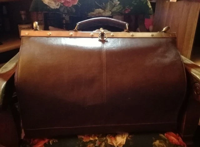 Alte große braune Arzt- /Tasche aus Leder mit Messingbeschläge 45/25/35 cm B/T/H