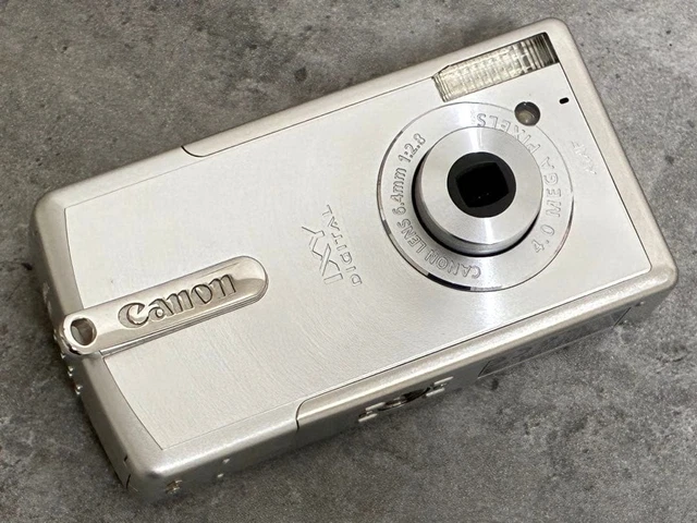CANON IXY DIGITAL L PC1060 Silver 4 Megapixels Compact Design
