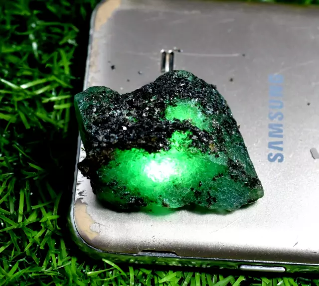 121.30 Ct 100% Natural Green Zambian Emerald Earth-Mined Specimen Facet Rough 2