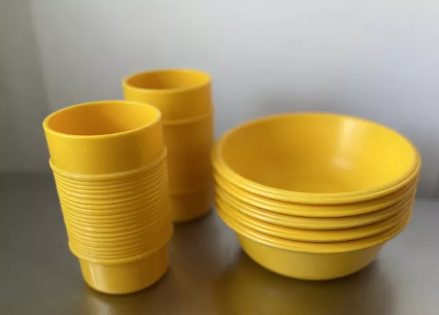https://www.picclickimg.com/BagAAOSwtbJjqy~T/Lot-of-Vintage-Rubbermaid-Yellow-Melamine-Bowls-3836.webp