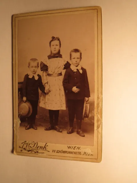 3 kleine Kinder - Mädchen im Kleid & 2 Jungen mit Hut / CDV R. Denk Wien