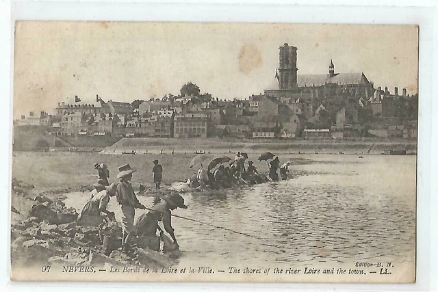 58  Nevers  Les Bords De La Loire Et La Ville  Les   Laveuses