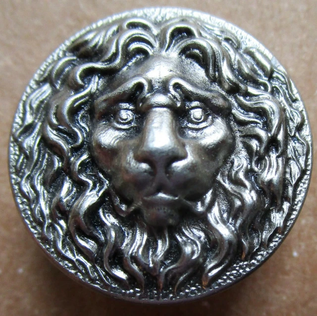 Bouton bombé en métal argenté avec une grande tête de lion, de 22 mm