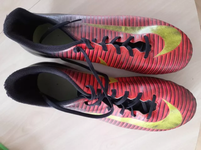 Gut erhaltene Fußballschuhe mit Stollen Mercurial Nike Gr. 9,5 (43)