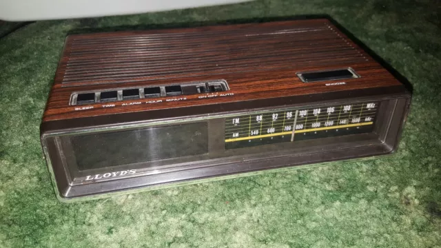 Lloyds J374 AM/FM Digital Alarm Clock Radio Wood Grain 771A