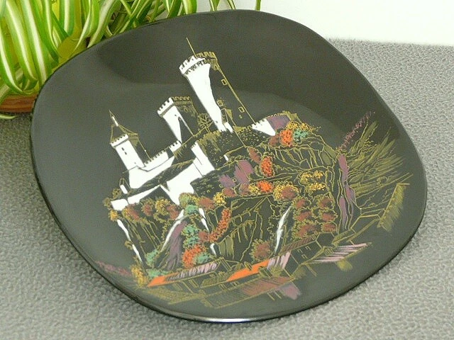 Ancienne Assiette En Émaux De Longwy Décor Émaillé Chateau De Foix Sur Fond Noir