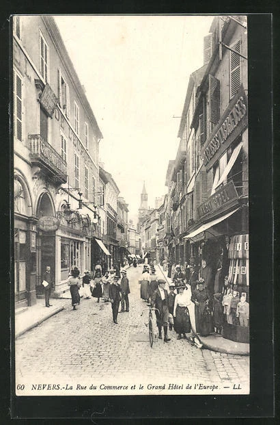 CPA Nevers, La Rue du Commerce et le Grand Hotel de L´Europe
