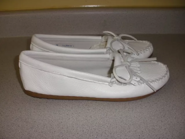 NIB Women's MINNETONKA Moccasins Deerskin Kilty White 7.5