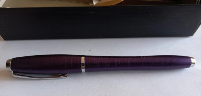 Pluma Morada Parker En Su Caja