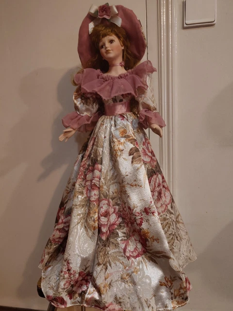 Grande poupée en porcelaine genre alsacienne inscription D004 60 cm