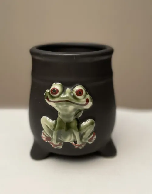 VINTAGE BLACK MAJOLICA Style Frog Planter Vase Green/Red Frog on one ...