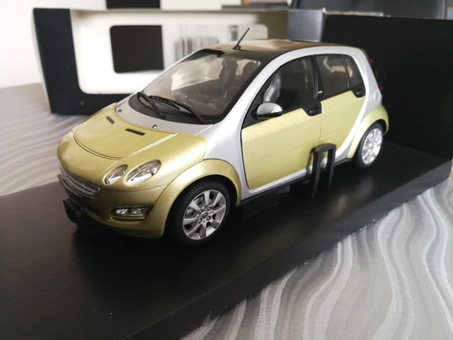 KYOSHO 1/18 MINICAR CLUB Minicar Club smart forfour bleu Smart forfour