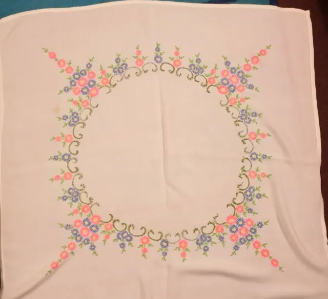 Vintage daisy embroidered tablecloth. 100cm x 106cm. White and multicoloured.