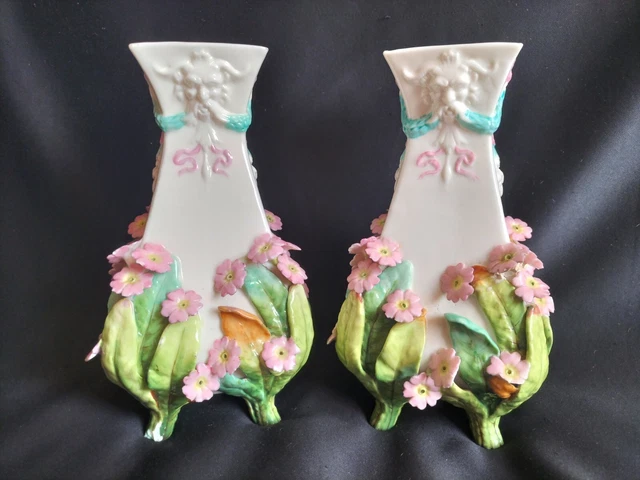 Paire de vases en porcelaine anglaise à mascarons et relief de feuilles & fleurs