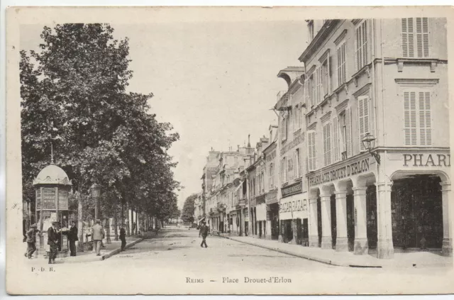 REIMS - Marne - CPA 51 - les rues - Place d' Erlon - Bazar et Pharmacie