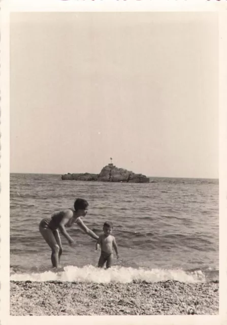 PHOTO OF WOMEN AT THE BEACH Ref: 139G11