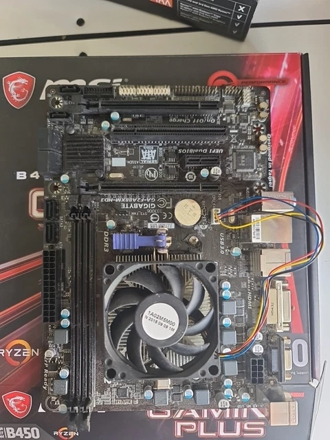 GIGABYTE GA-F2A88XM-DS2 REV. 3.0 Socket FM2 / FM2b DDR3 Motherboard - View #3