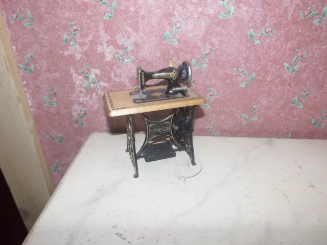 Nostalgie-Nähmaschine-Bodo Hennig-Modeladen-Puppenhaus-Puppenstube-1:12