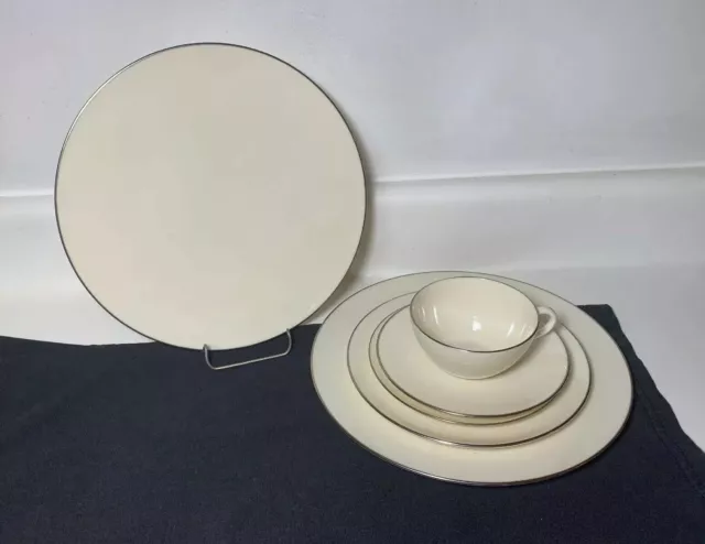 Lenox Olympia Platinum 5 Piece Place Setting With Extra Dinner Plate
