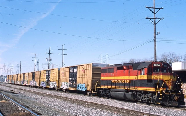 Kansas City Southern GP40 2850 wTrain Orig Fujichrome Slide