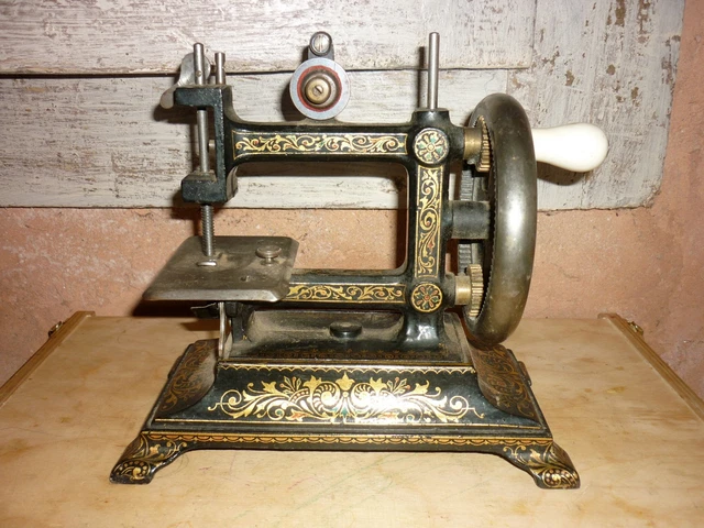 PETITE MACHINE A Coudre Singer D'enfant En Fonte - Epoque 1900 - Jouet