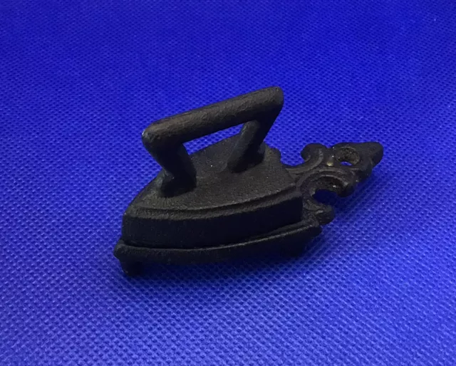 Miniature Sad Cast Iron with Trivet Stand Toy or Saleman's Sample Vintage