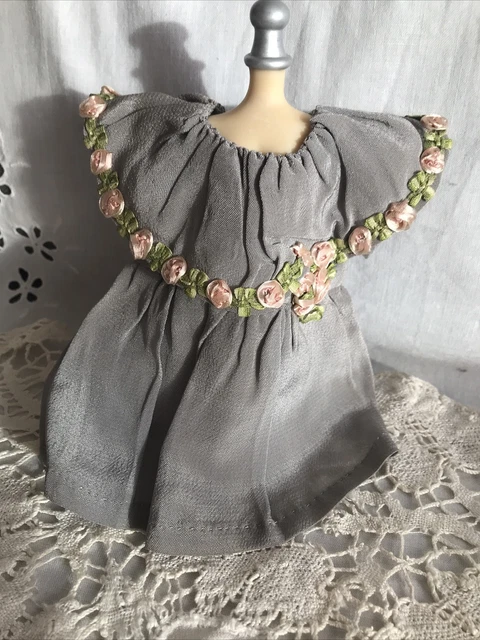 JOLIE ROBE ANCIENNE GRIFFEE HAUTE COUTURE Gégé POUR POUPEE Bois-d