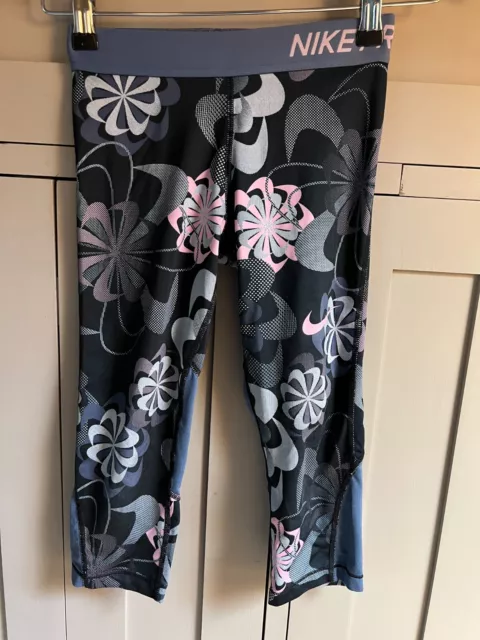 Pantaloncini capri da ragazza Nike stampa nuovi in grigio/rosa - età 8/10
