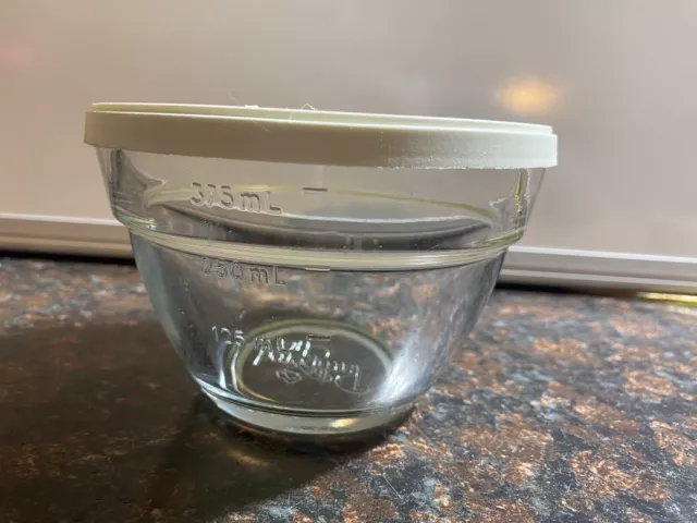 THE PAMPERED CHEF 1/2 to 1-1/2 CUPS GLASS EMBOSSED MEASURING BOWL WITH LID