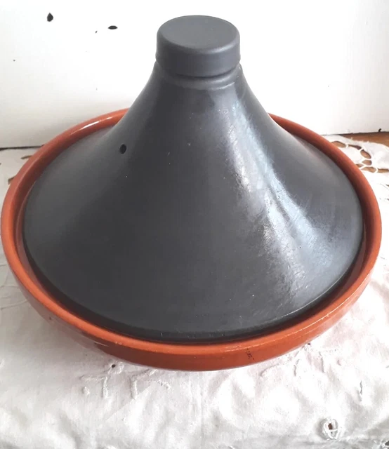 Tagine de arcilla de dos tonos hecha en Portugal