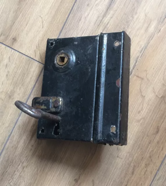 ancienne serrure de porte avec sa cle pose en applique