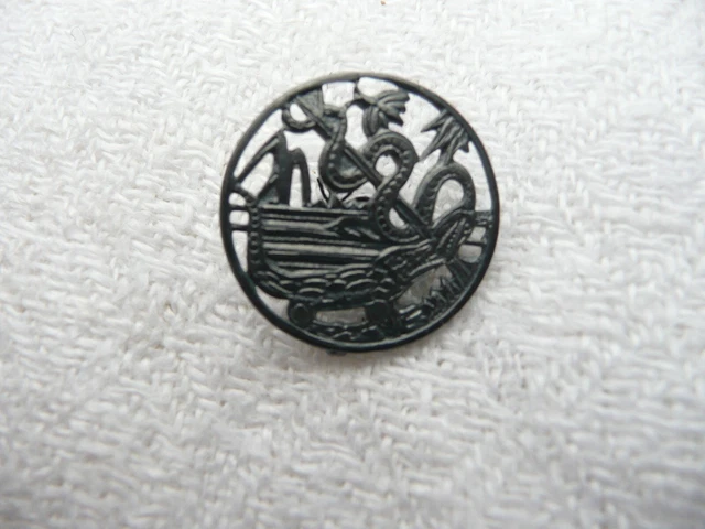 1 bouton ancien  en argent bas titre ou métal à décors de serpent et  crocodile