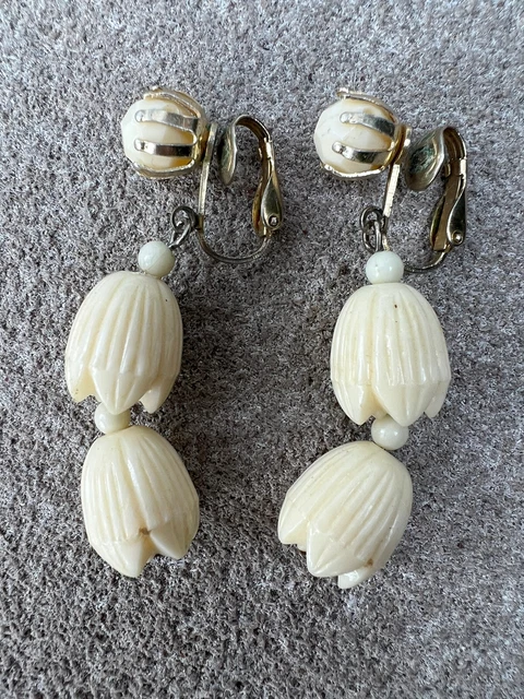 VINTAGE Hawaiian Pikake Flower Bead Dangle Earrings Clip Drop Signed Hong Kong