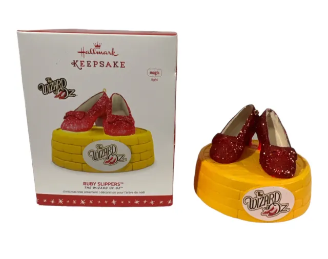 RED RUBY SLIPPERS HALLMARK ORNAMENT KEEPSAKE Wizard of Oz “Magic Light Up” NEW