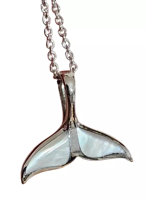 Ciondolo per collana in madreperla con coda di balena in argento sterling...