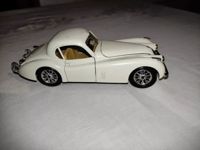 Modellauto Jaguar XK 120 coupe von Burago, Maßstab 1:24