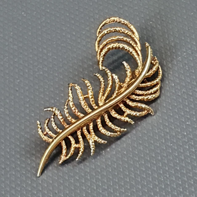 Parure or jaune 18 carats, finement ciselée, constituée d'une broche