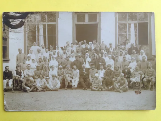 Carte Photo GUERRE 14 HOPITAL MILITAIRES SOLDATS Bléssés Uniforme divers Rgt
