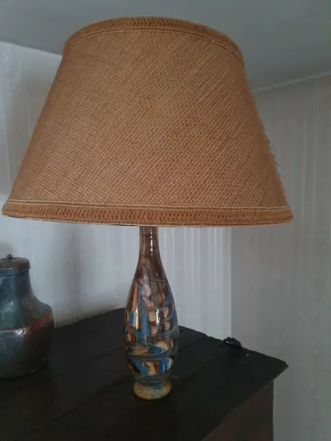 Lampe avec socle céramique vintage. Hauteur totale 55 cm