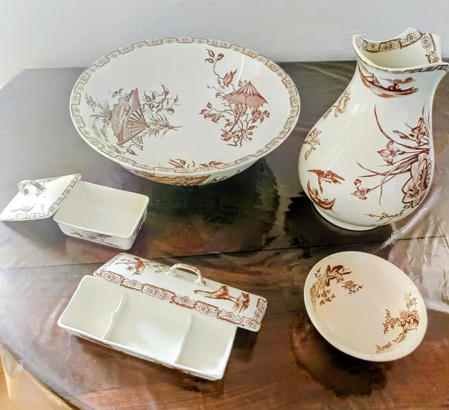 Lot de vaisselle en faïence à décor de fleurs de lys. Divers modèles