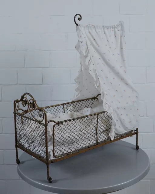 chicces altes Metall Puppenbett Bett auf Rollen mit Baldachin Jugendstil um 1900