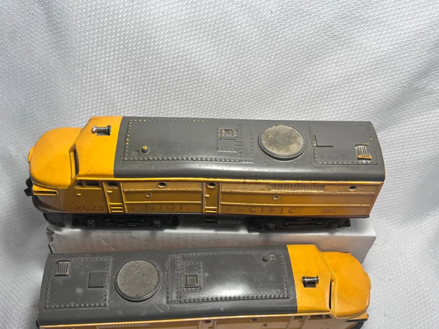 VTG Lionel 2023 Union Pacific Diesel Locomotive & Dummy O Gauge Gray & Yellow 3