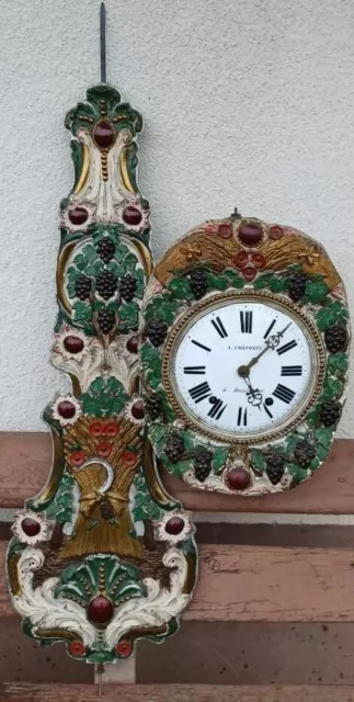 Ancien mouvement d horloge comtoise,fronton,balancier fleurie..vignes..raisins..